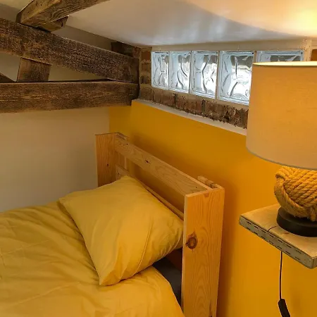 The Boat Shed بيت شباب سكرابورو