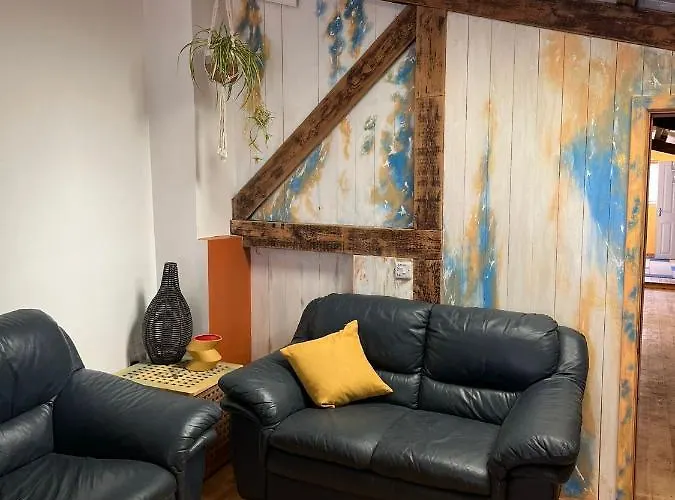 The Boat Shed بيت شباب سكرابورو