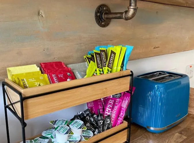 بيت شباب The Boat Shed سكرابورو